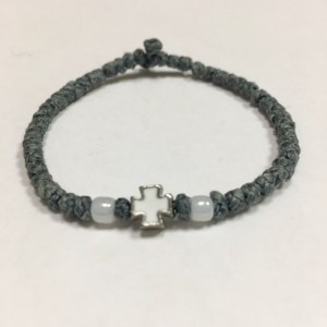 Серый комбоскини с двумя белыми бусинами и крестиком, Афон Серый комбоскини с двумя белыми бусинами и крестиком, Афон